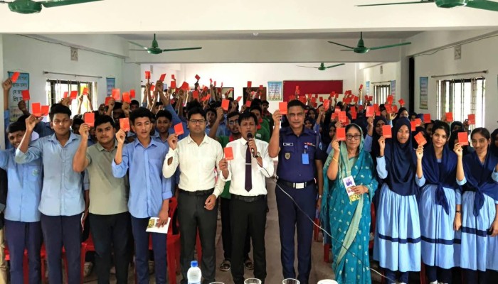 মাদক ও স্মার্টফোন আসক্তিকে শিক্ষার্থীদের ‘লাল কার্ড’
