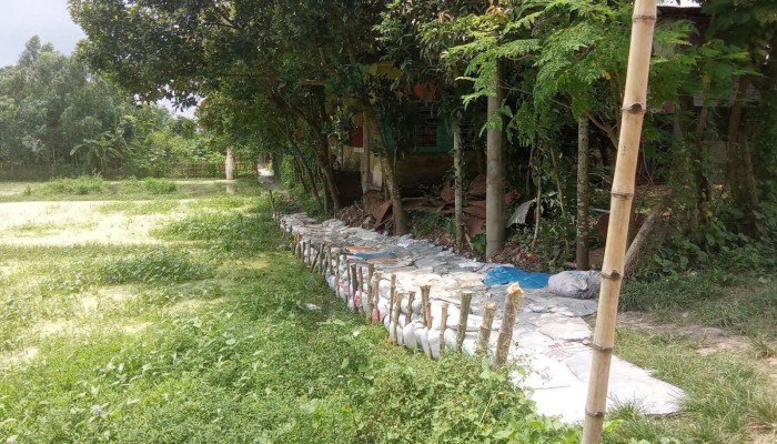 রাস্তা সংস্কারের অভিযোগ দিতে গিয়ে পৌর কর্মকর্তার গালিগালাজের অভিযোগ