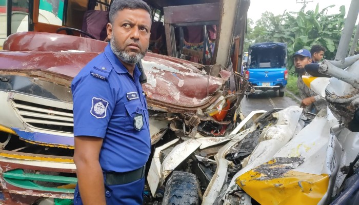 গৌরীপুরে বাস-পিকআপের মু'খোমু'খি সং'ঘ'র্ষে আ'হ'ত ১২