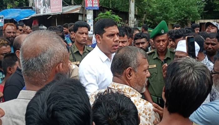 ফুলবাড়ীতে বাসের চা'পায় ১০ বছরের শিশু নি'হত