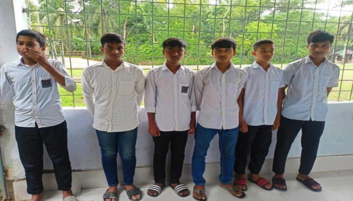 কাউখালীতে বিদ্যালয় চলাকালে বাজারে ৬ শিক্ষার্থী, বিদ্যালয়ে ফেরালেন সচেতন ব্যক্তি