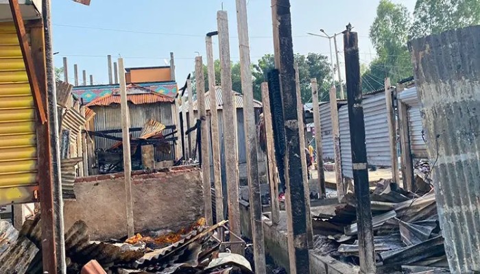আ'গু'নে পুড়লো কুড়িগ্রামের রৌমারীর ৬ দোকান