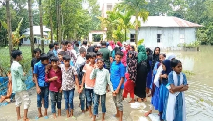 জ'লাব'দ্ধতায় দুটি বিদ্যালয়ের ৫ শতাধিক শিক্ষার্থীর দু'র্ভোগ