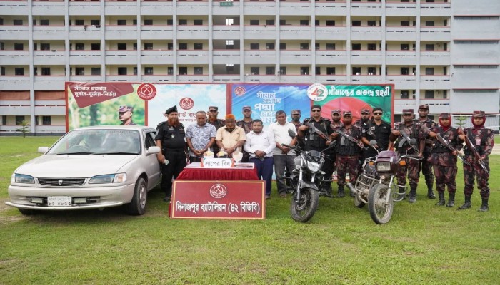 দিনাজপুরে যৌথ বাহিনীর অ'ভিযানে সাপের বি'ষ উ'দ্ধার; গ্রে'প্তার ৪