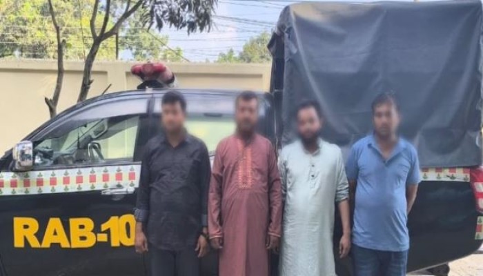 দৌলতদিয়া ফেরিঘাটে মা'দ'ক'সহ ৪ কা'র'বা'রি গ্রে'প্তা'র