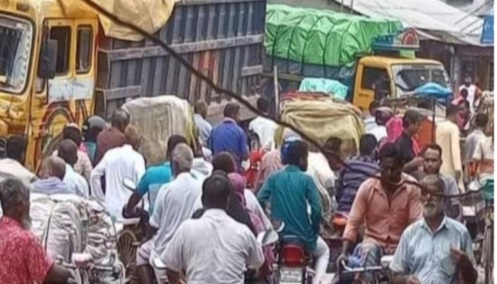 বদরগঞ্জে যানজটে নাকাল পৌরবাসী,স্হায়ী পরিত্রাণ চায় সাধারণ মানুষ।