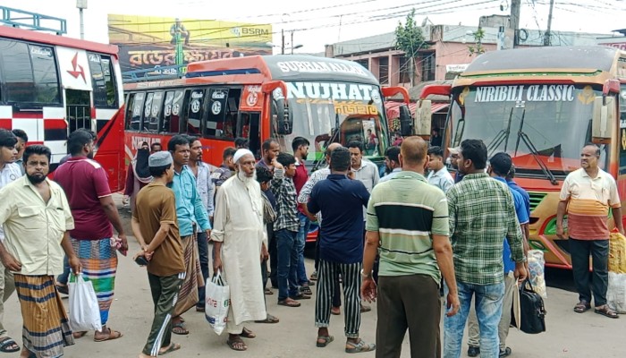 থ্রি-হুইলার ও বাস শ্রমিকদের দ্ব'ন্ধে বরিশাল থেকে বাস চলাচল ব'ন্ধ
