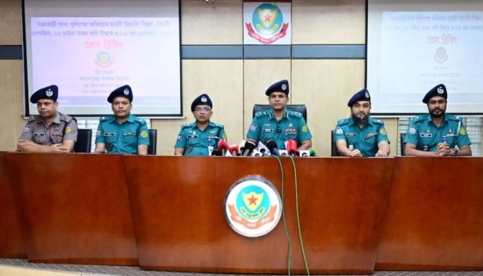 যাত্রাবাড়ীতে চার বিদেশি পি'স্ত'ল ও ১২ গুলি উ'দ্ধা'র, আ'ট'ক ৬
