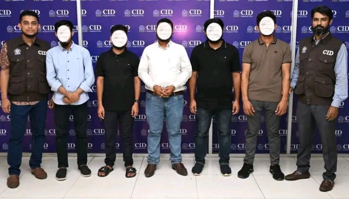 সৌদিতে ড্রাইভিং চাকরির টো'প, ট্যুরিস্ট ভিসা দিয়ে প্র'তা'র'ণা চ'ক্রে'র ৫ সদস্য গ্রে'প্তা'র