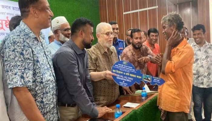 মাধবপুরে প্রাকৃতিক দু'র্যোগে ক্ষ'তিগ্রস্ত কৃষকদের মাঝে ত্রাণ কার্য চাল ও নগদ অর্থ এবং পাহাড়ি ঢলে ক্ষ'তিগ্র'স্তদের মাঝে ঢেউটিন ও চেক বিতরণ