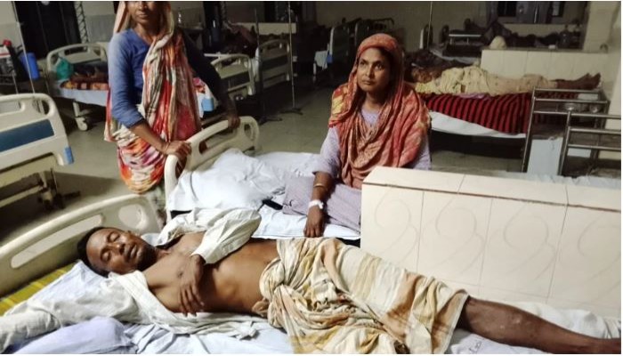 গু'জ'ব ছড়িয়ে ছাত্রদল নেতার বাড়িতে হা'ম'লা ও ভা'ঙ'চু'র, বাবা-মা হাসপাতালে