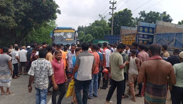 ঝিনাইদহে বাসচা'পা'য় স্ত্রী নি'হ'ত, স্বামী হাসপাতালে, সড়ক অ'ব'রো'ধ স্থানীয়দের