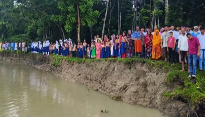 বাবুগঞ্জে সন্ধ্যানদীর ভাঙনের মুখে বিদ্যালয়,রক্ষার দা'বিতে মানববন্ধন