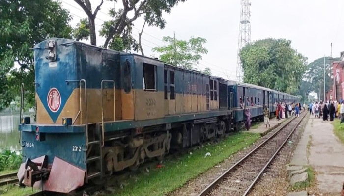 ইঞ্জিন সংকটে ব'ন্ধ হয়ে গেলো দুটি ট্রেন!