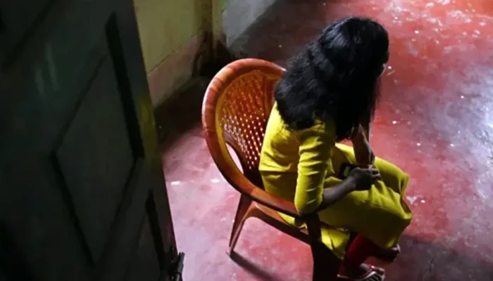কিশোরীকে ধ'র্ষ'ণে'র অ'ভি'যো'গ সৎ বাবার বি'রু'দ্ধে
