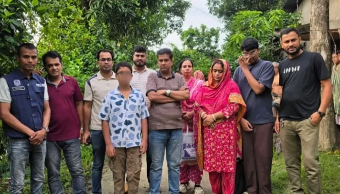 গ্রাহকের স্বর্ণ নিয়ে পা'লা'নো চাঁদপুরের সেই ব্যবসায়ী পটিয়ায় পরিবারসহ আ'ট'ক