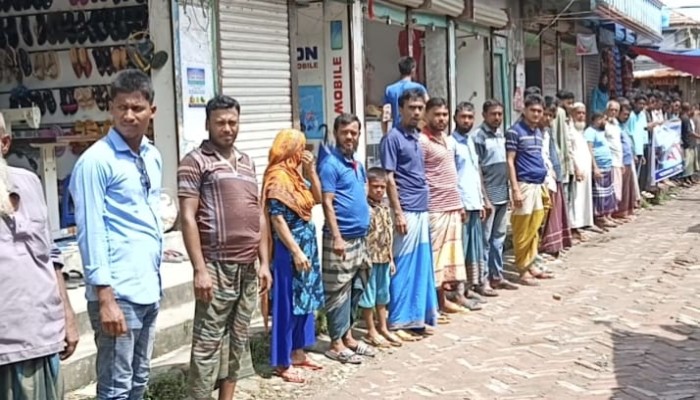 রাঙ্গাবালীতে ব্যবসায়ী ও স্বেচ্ছাসেবক দল নেতার ওপর ছাত্রলীগের হা'মলার অ'ভিযোগ।  বি'চার দা'বিতে মা'নববন্ধন