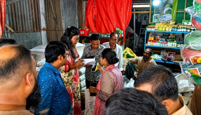 বুড়িচংয়ে মেয়াদোত্তীর্ণ ও নি'ষিদ্ধ বালাইনাশক বিক্রি, মোবাইল কোর্টে জ'রিমানা