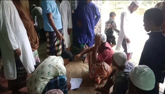 মুয়াজ্জিন নামে মি'থ্যা মামলা প্র'ত্যাহারের দা'বিতে মসজিদ কমিটির ও মুসল্লীগনের গনসাক্ষর।