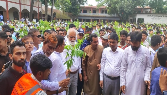 প্রতিমন্ত্রী ইঞ্জিনিয়ার এম ইকবালের গাছ উপহার পেল দেড় সহস্রাধিক শিক্ষার্থী