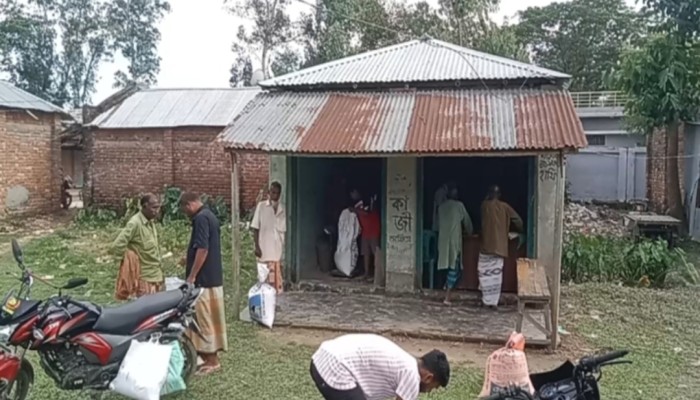 বদরগঞ্জে খাদ্য বা'ন্ধব কর্মসূচী ডিলারের বি'রুদ্ধে  চাল বিতরন অনিয়ম অ'ভিযোগ।