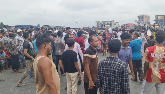 হাজী মাজার বস্তি উ'চ্ছেদে'র প্রতিবাদে টঙ্গীতে বি'ক্ষো'ভ, ঢাকা-ময়মনসিংহ মহাসড়ক অ'বরো'ধ