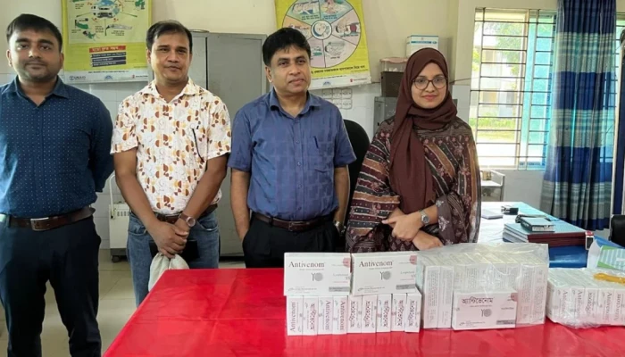 চাঁদপুরে এ'ন্টি'ভে'ন'ম আ'ত্ম'সা''তের আংশিক টাকা ফেরত দিলেন চিকিৎসক