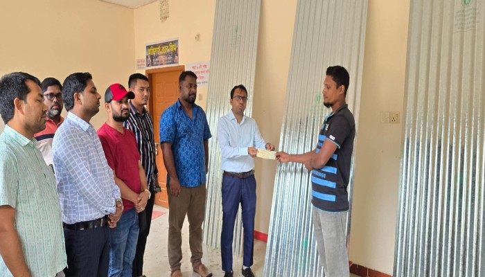 নাইক্ষ্যংছড়িতে অ'সহায়-দু'স্থদের  মাঝে ঢে'উটিন ও চেক বি'তরণ