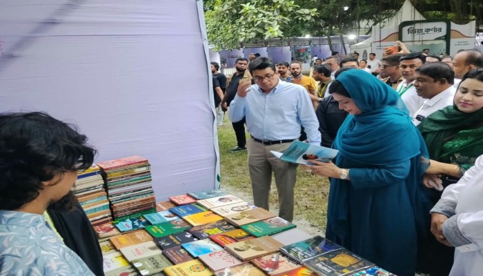 জিয়া স্মৃতি বইমেলায় মোহাম্মদ মাসুদ-এর বই কিনলেন ডা. জুবাইদা রহমান