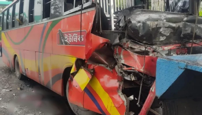 ঢাকা-চট্টগ্রাম মহাসড়কে কাভার্ডভ্যান, লরি ও বাসের ত্রিমু'খী সং'ঘ'র্ষে নি'হ'ত ৩