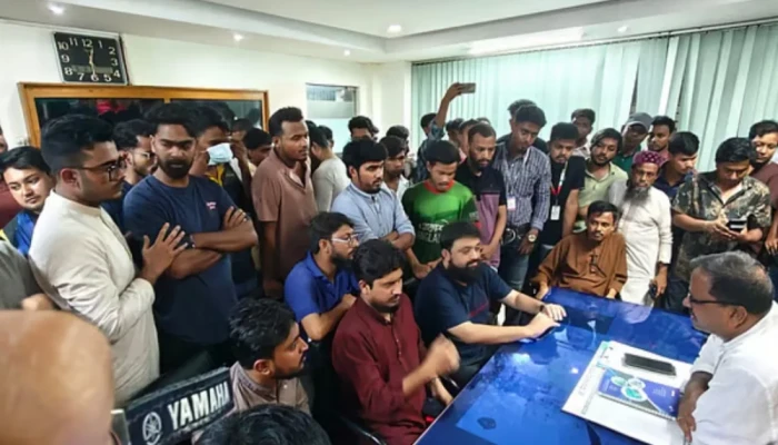 প্রধানমন্ত্রীকে ক'টূ'ক্তি'র অ'ভি'যো'গে তরুণ গ্রে'প্তা'র, মুক্তির দাবিতে থানায় এনসিপির নেতা–কর্মীদের অবস্থান