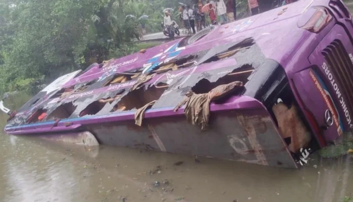 জবির সাবেক শিক্ষার্থীদের নিয়ে পুকুরে ডাবল ডেকার স্লিপার বাস, আ'হ'ত ১৫