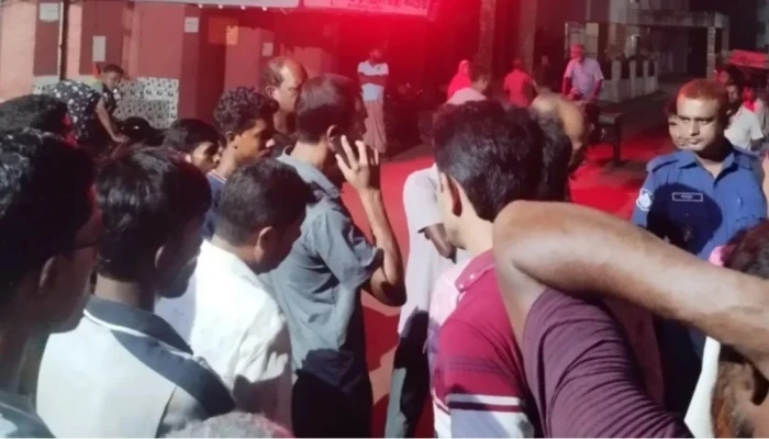 নাটোরে ৪৫ টাকার চায়ের বিল নিয়ে সং'ঘ'র্ষ, আ'হ'ত ১৩