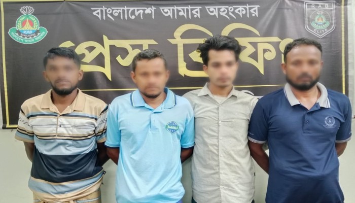 কুড়িগ্রামের ফুলবাড়ীতে র‌্যাবের মা'দকবি'রোধী অ'ভিযানে ২৫ কেজি গাঁ'জা ও ১৬ বো'তল এস্কাফ জ'ব্দ; চারজন মা'দক ব্যবসায়ী গ্রে'ফতার।