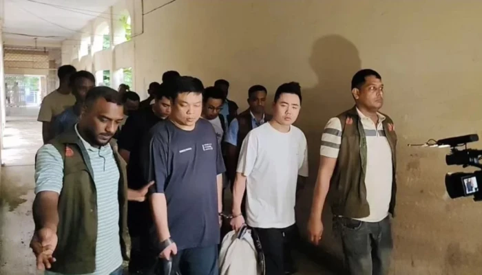 কক্সবাজারে দুই হাজার আইফোনসহ ৬ চীনা নাগরিক গ্রে'প্তা'র