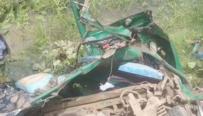 কালিয়াকৈরে কাভার্ড ভ্যানের ধাক্কায় অটোরিকশার ৩ যাত্রী নি'হ'ত, আ'হ'ত ৩