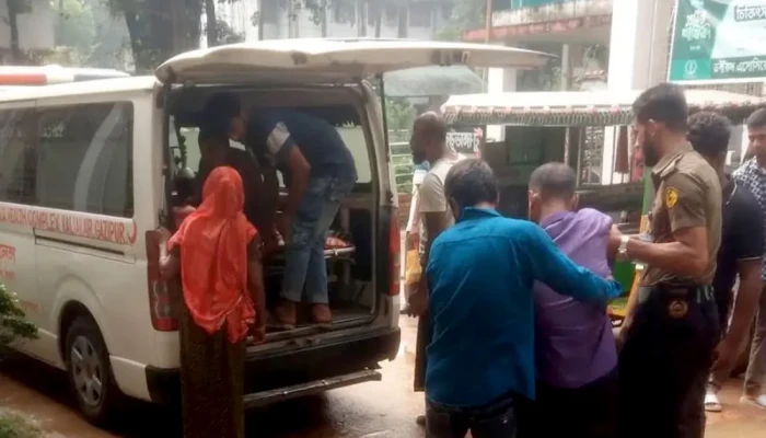 কালিয়াকৈরে শ্রমিকবাহী বাস উল্টে আ'হ'ত ১৫