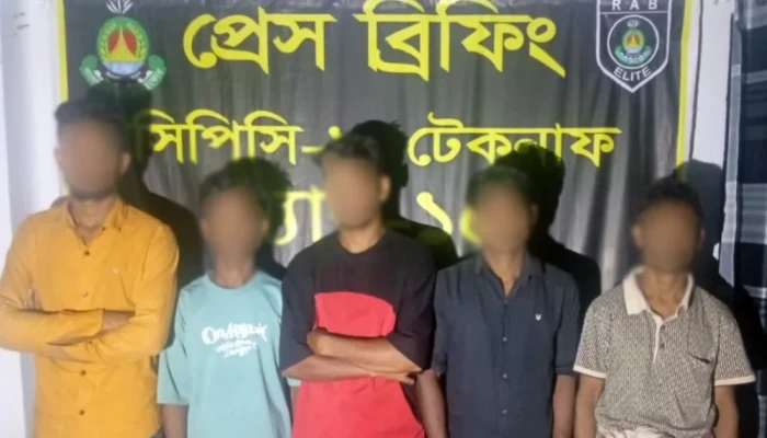 নৌকায় করে মালয়েশিয়া পা'চা'রে'র আগে ৫ জন উদ্ধার