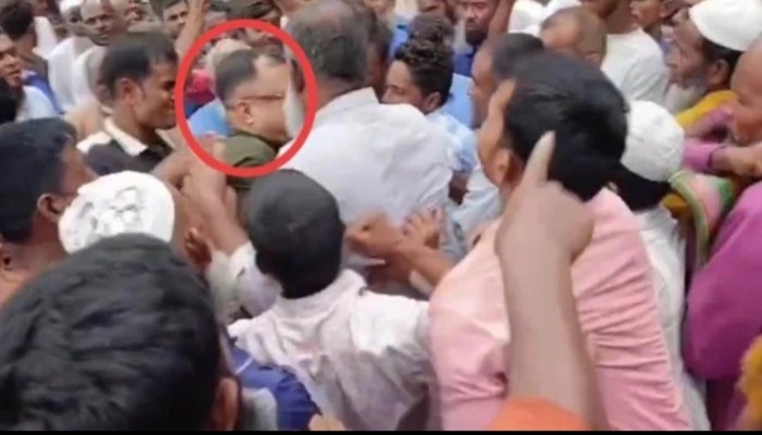 সার না পেয়ে কৃষি কর্মকর্তাকে পে'টালেন কৃষকেরা, শেষে ব্যবসায়ীর বাড়িতে আশ্রয়