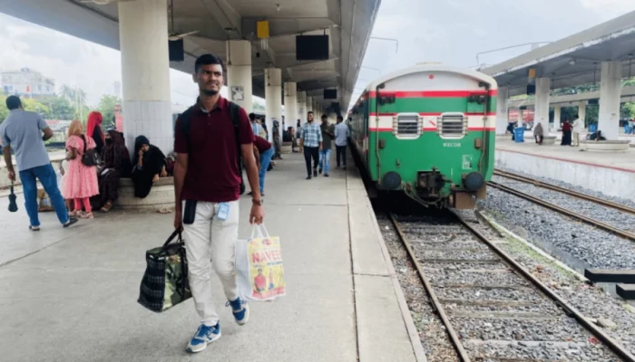 রাজশাহী স্টেশনে শিক্ষার্থীকে মা'র'ধ'র, ৪ রেলকর্মী বর'খাস্তে'র পর সকালে ট্রেন চলাচল স্বাভাবিক
