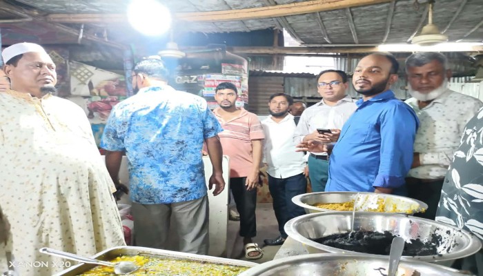 বুড়িচংয়ের কংশনগর বাজারে অ'স্বা'স্থ্য'কর পরিবেশে খাবার তৈরি দুই রেস্টুরেন্টকে ৬০ হাজার টাকা জ'রি'মা'না