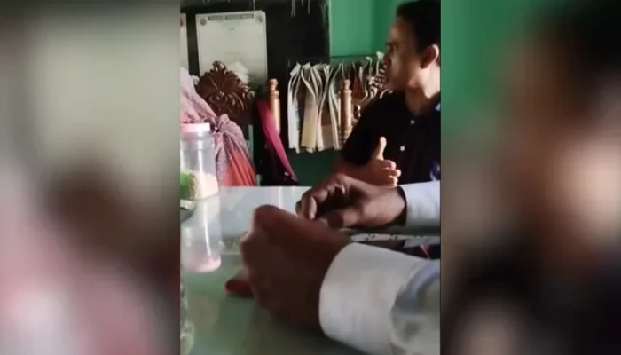 নারী সহকর্মীকে চ'ড় মে'রে বিভাগীয় ব্যবস্থার মুখে সহকারী শিক্ষক