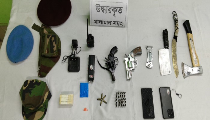 ফরিদপুর কোতয়ালী থানা এলাকায় এসআরবি-১০ এর পৃথক অভিযান: ০১টি বিদেশী রিভলবার ও ০৫ রাউন্ড তাজা কার্তুজ এবং ০২টি ক'ক'টে'ল, দেশীয় অ'স্ত্র ও ওয়াকিটকি’সহ ০১ জন গ্রে'ফ'তা'র