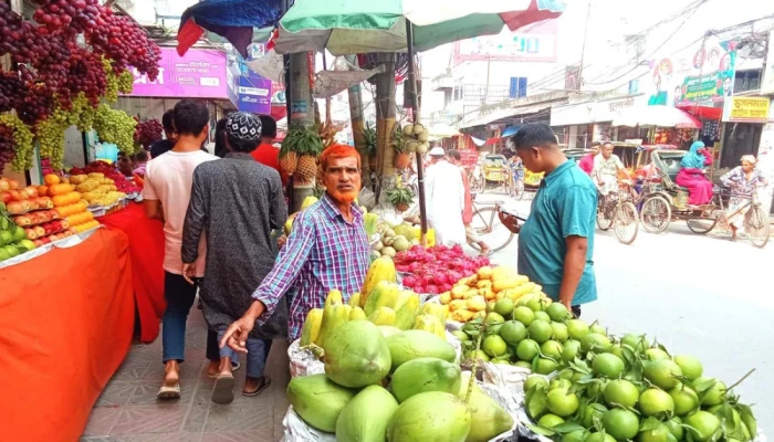 ফল কিনতে গিয়ে হি'ম'শি'ম সাধারণ মানুষ