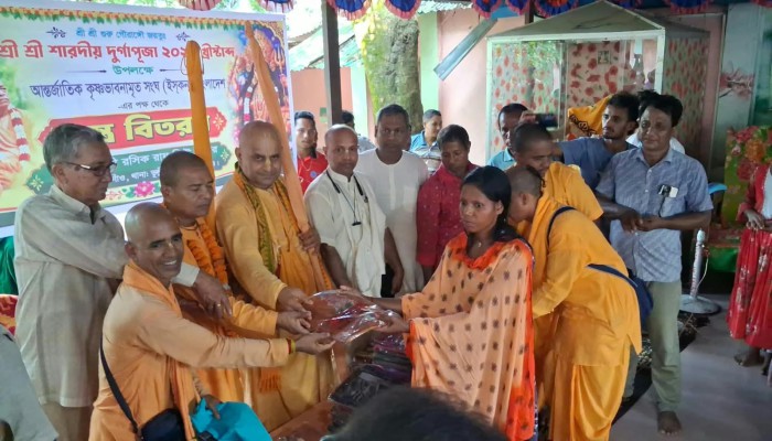 ঠাকুরগাঁওয়ে দুর্গাপূজায় দুই শতাধিক মানুষের হাতে ইস্কনের নতুন বস্ত্র