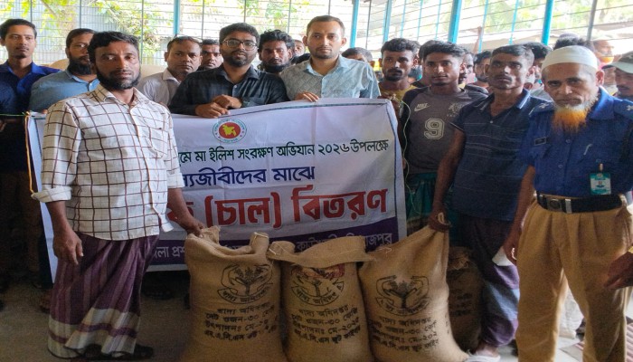 কাউখালীতে জেলে পরিবারের মাঝে ভিজিএফ চাল বিতরণ: বরাদ্দ বাড়ানোর দা'বি জেলেদের