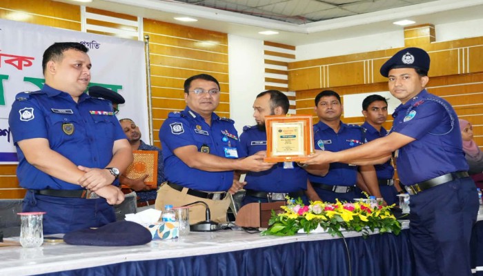মা'দ'ক উ'দ্ধা'র ও প'রো'য়া'না তামিল, ব্রাহ্মণপাড়া থানার একাধিক কর্মকর্তা পুরস্কৃত