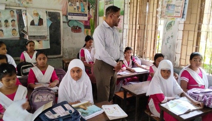 কাউখালীতে শিক্ষা অফিসার ওয়াহিদুর রহমানের প্রাথমিক বিদ্যালয় পরিদর্শন: হাতে-কলমে শেখালেন পড়ার কৌশল