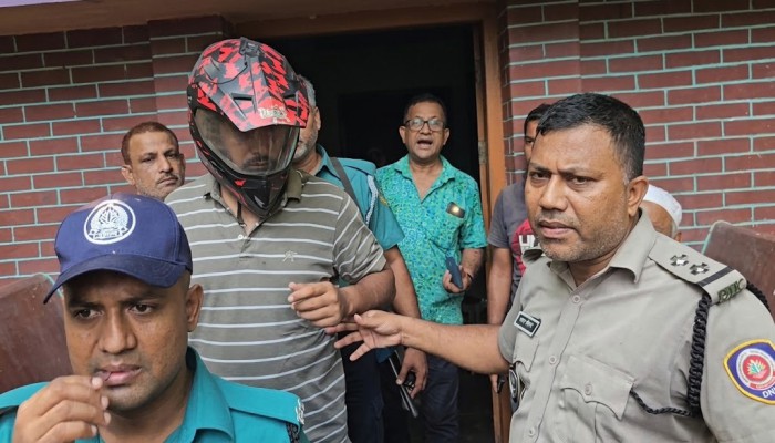 বরিশালে নেতার বাসায় মা'দ'কে'র আসর, পুলিশ-নারীসহ চারজন আ'ট'ক