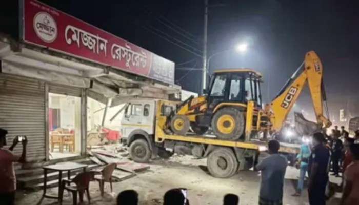 গভীর রাতে হোটেলের ভেতর ঢুকে গেল ল'রি, ঘটনাস্থল লাকসাম